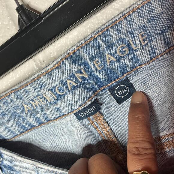 < American Eagle Light Wash Distressed Skinny Jeans > - Picture 2 of 4
